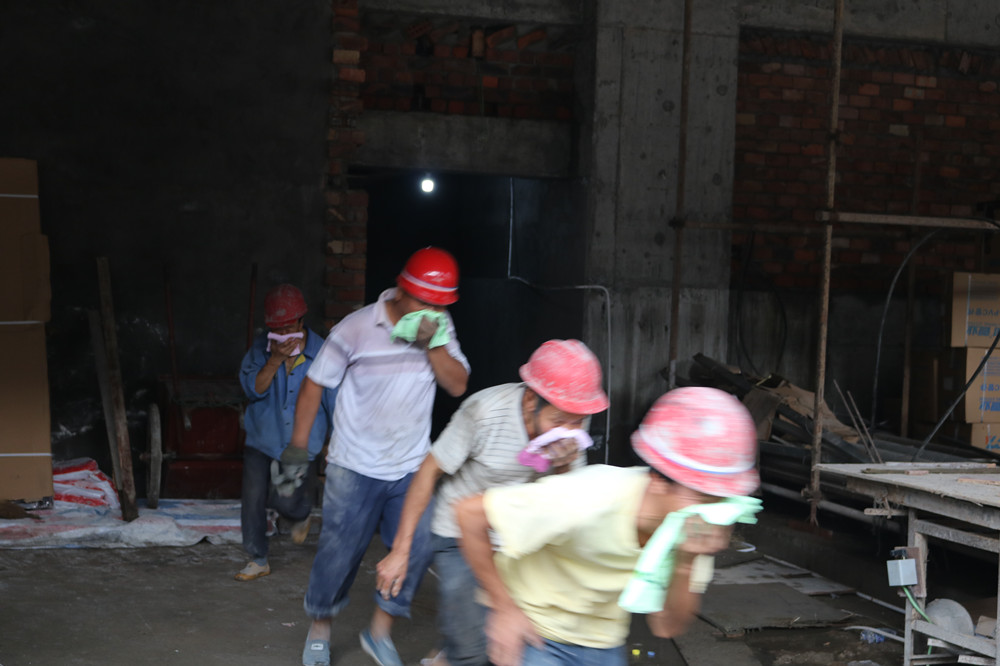 福建易順建筑工程有限公司“東升商城”工程2017年度《安全生產(chǎn)月》消防、救援應(yīng)急演練