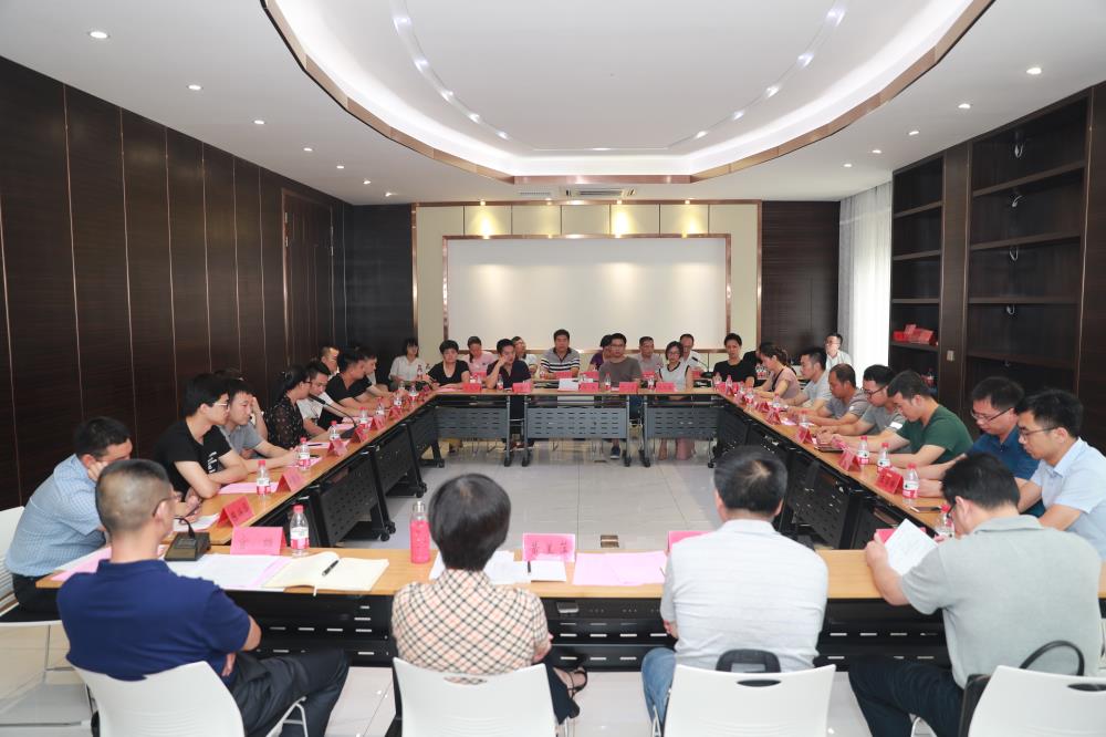由（縣委常委、政法委書記）官雄主持、黃美萍（縣委書記）蘇建旗（縣長）參加“村企結(jié)對、真情幫扶”簽約授牌儀式、