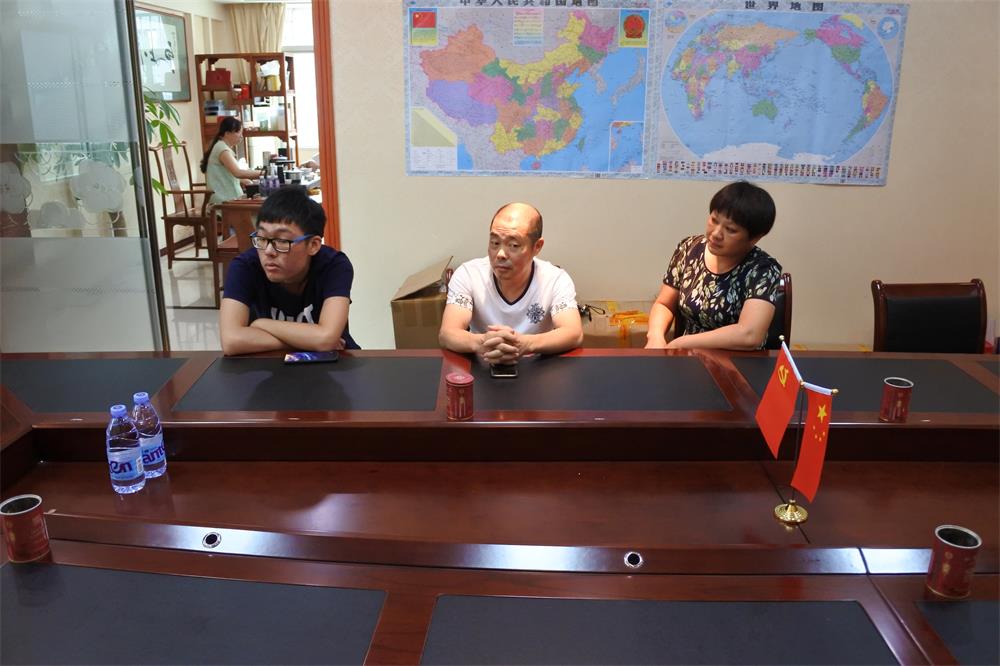知識(shí)改變?nèi)说拿\(yùn)，公司職工子女考上大學(xué) 單位頒發(fā)助學(xué)金