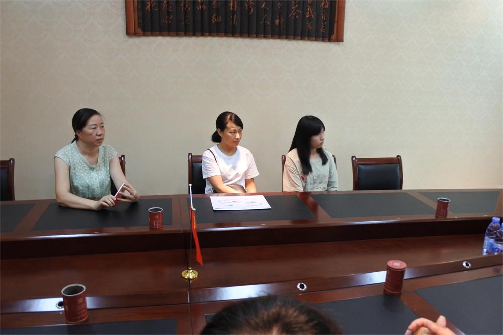 知識(shí)改變?nèi)说拿\(yùn)，公司職工子女考上大學(xué) 單位頒發(fā)助學(xué)金