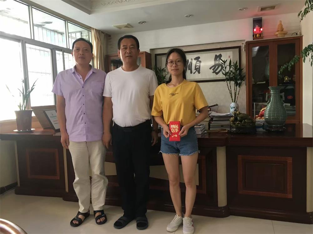 知識(shí)改變?nèi)说拿\(yùn)，公司職工子女考上大學(xué) 單位頒發(fā)助學(xué)金