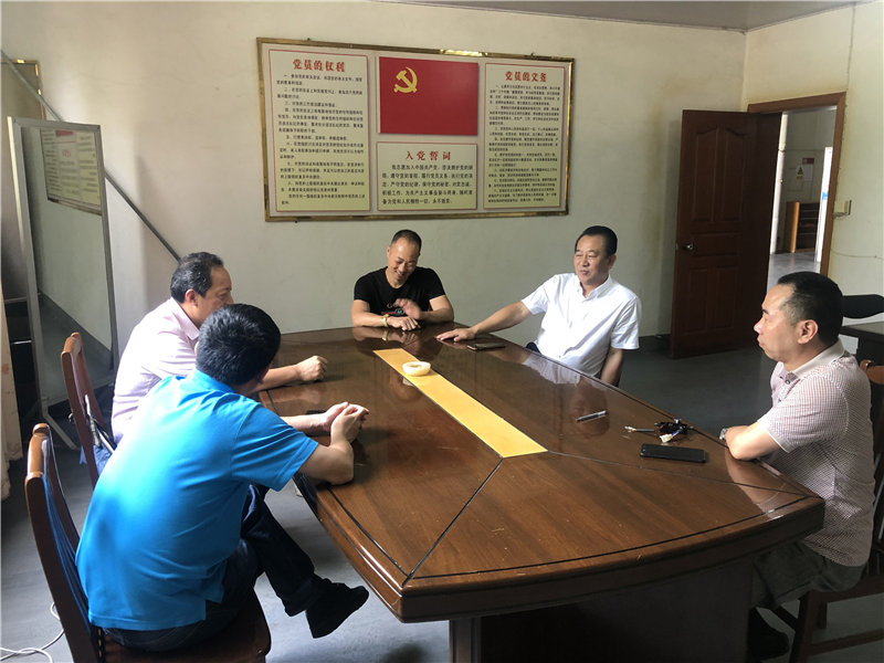 縣企聯(lián)會常務(wù)副會長、秘書長、松源商會會長李易順帶隊走訪企業(yè)