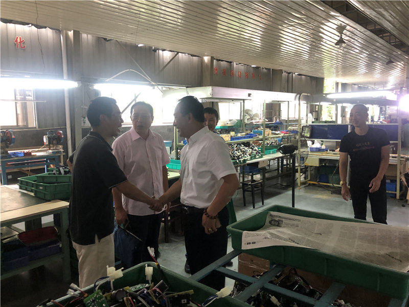 縣企聯(lián)會常務(wù)副會長、秘書長、松源商會會長李易順帶隊走訪企業(yè)