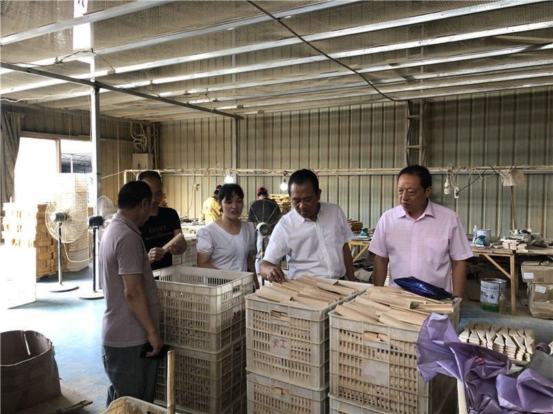 縣企聯(lián)會常務(wù)副會長、秘書長、松源商會會長李易順帶隊走訪企業(yè)