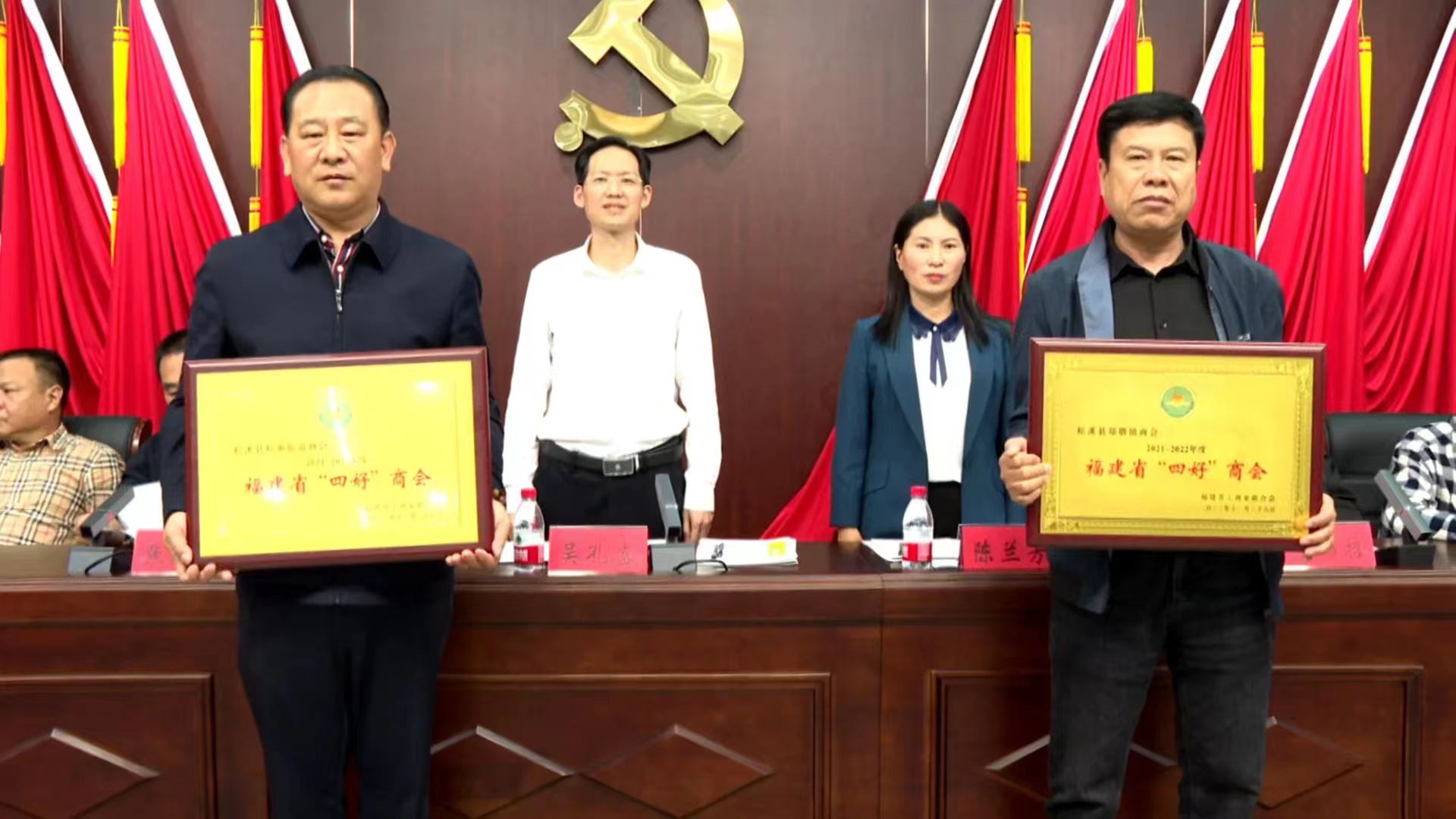 易順建工集團董事長李易順作為松溪街道商會代表領取2021-2022年度福建省“四好”商會榮譽獎項。