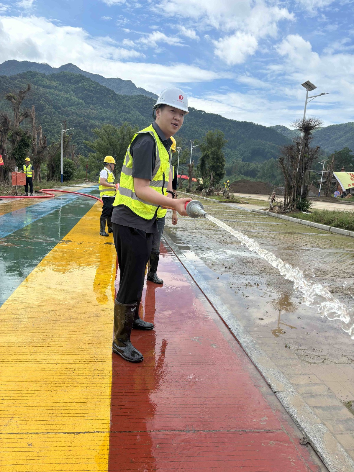 易順建工集團有限公司總經理李晉恒率領廣東子公司、廈門分公司負責人馳援梅口埠 助力災后淤泥垃圾清理工作
