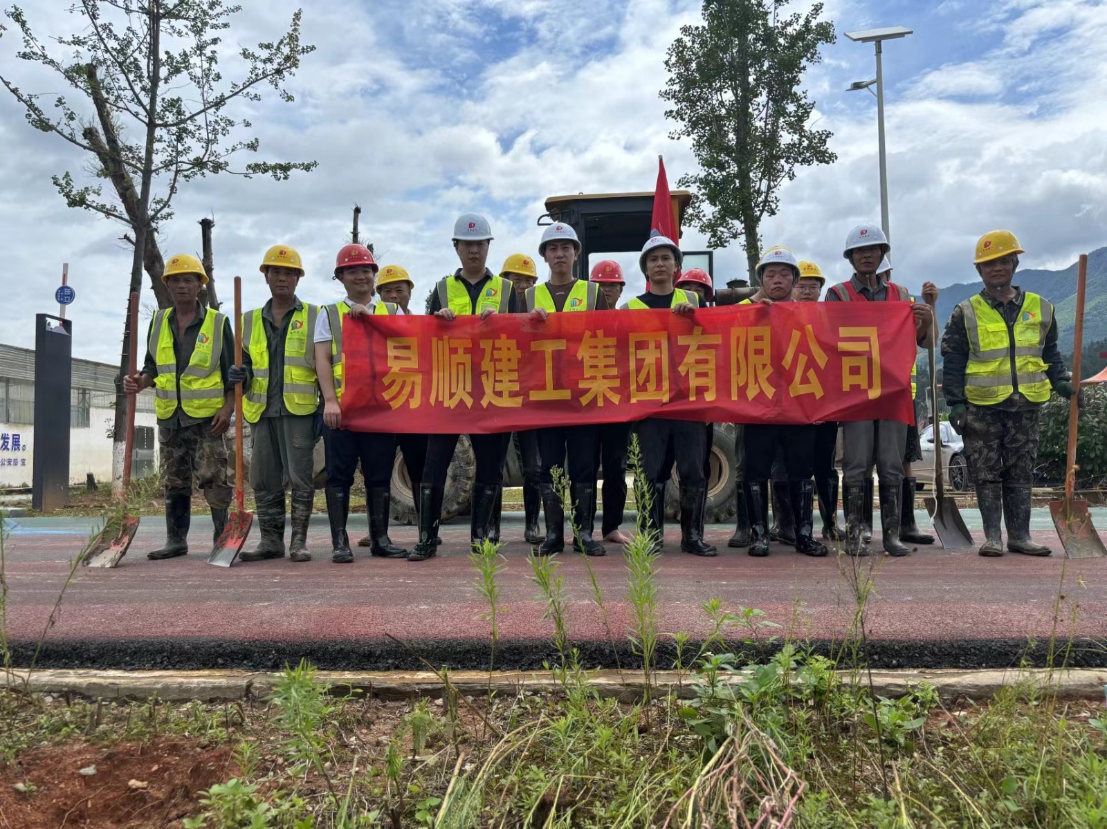 易順建工集團有限公司總經理李晉恒率領廣東子公司、廈門分公司負責人馳援梅口埠 助力災后淤泥垃圾清理工作