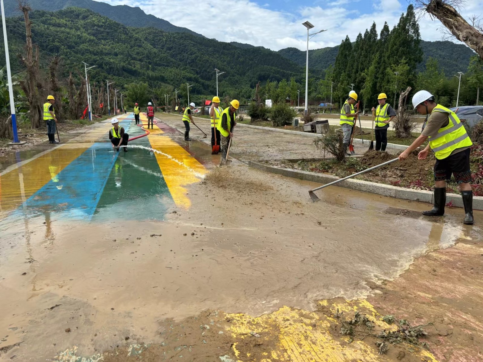 易順建工集團有限公司總經理李晉恒率領廣東子公司、廈門分公司負責人馳援梅口埠 助力災后淤泥垃圾清理工作