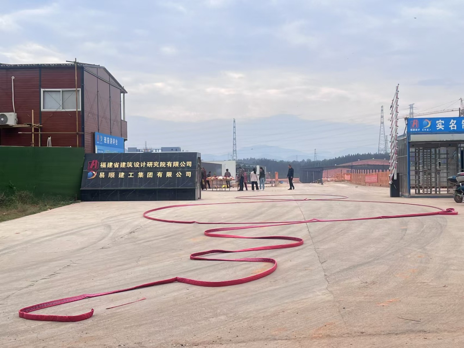 易順建工集團有限公司承建的松溪縣三和循環(huán)經(jīng)濟產(chǎn)業(yè)園標準化廠房和基礎設施提升項目——標準化廠房建設項目封頂大吉！