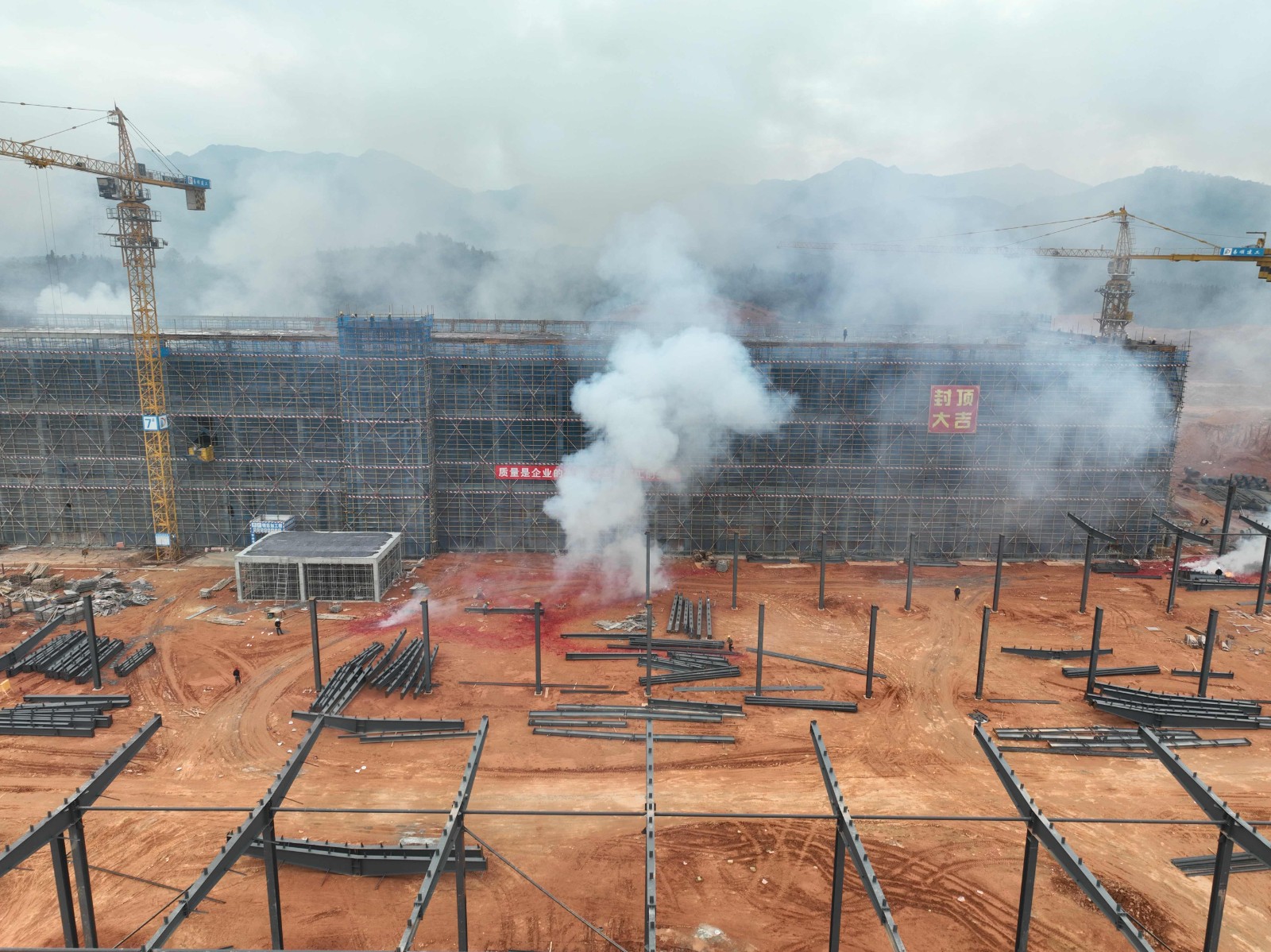 易順建工集團有限公司承建的松溪縣三和循環(huán)經(jīng)濟產(chǎn)業(yè)園標準化廠房和基礎設施提升項目——標準化廠房建設項目封頂大吉！