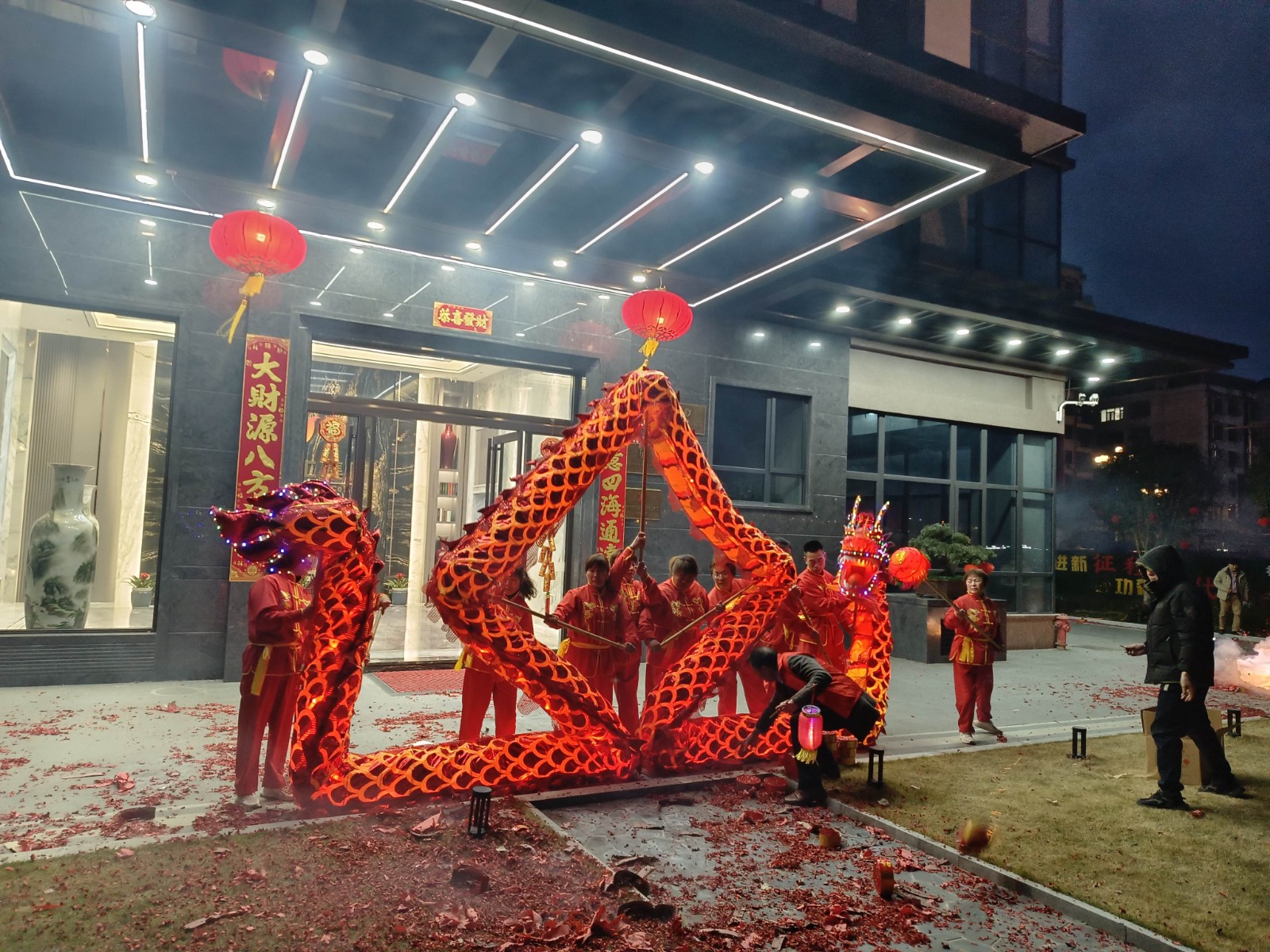 蛇舞新春，龍騰瑞氣