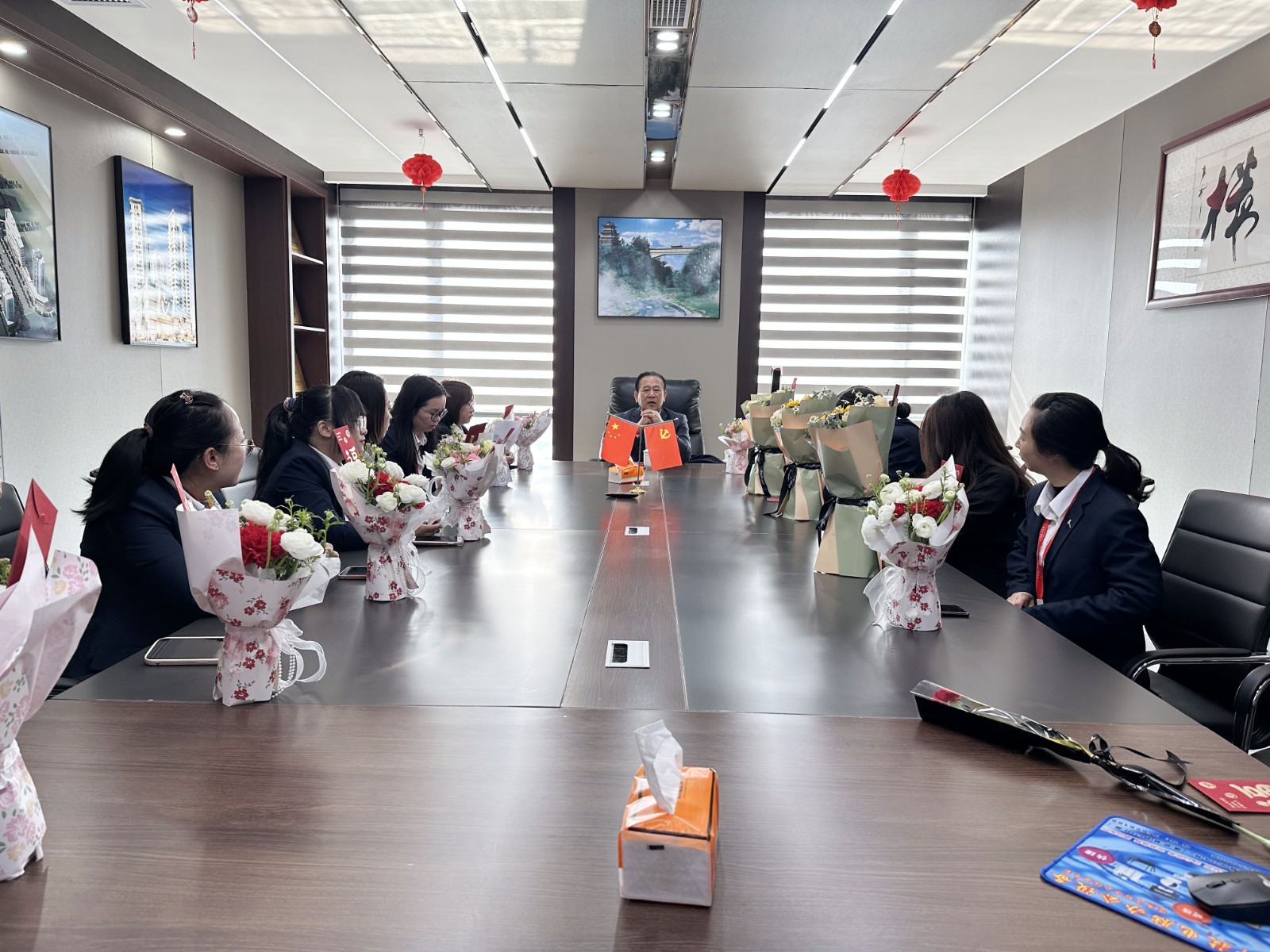 “同心協(xié)力 乘風(fēng)破浪 巾幗力量，再創(chuàng)輝煌”易順建工集團(tuán)舉行婦女節(jié)慶祝大會(huì)